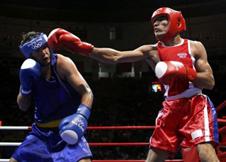 Morteza Sepahvandi (R) of Iran fights Ionut Gheorghe of Romania during their men's light welterweight (64kg) round of 16 boxing match at the Beijing 2008 Olympic Games August 14, 2008